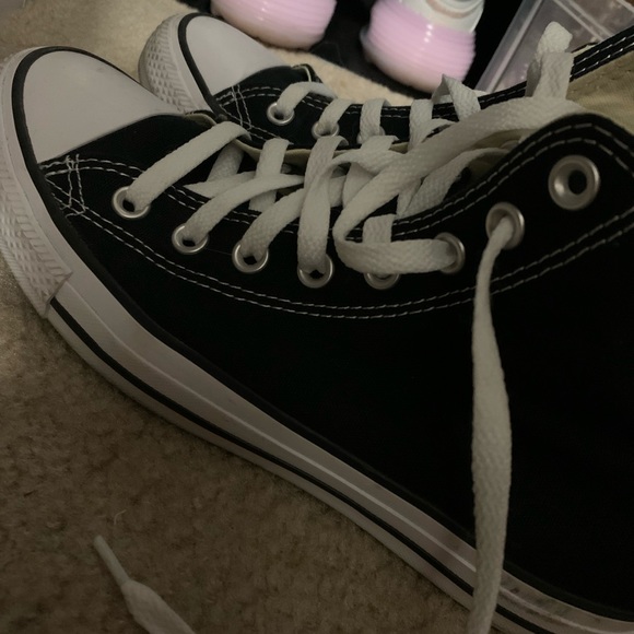 Converse Womans 9/ men’s 7.5 - Picture 3 of 3